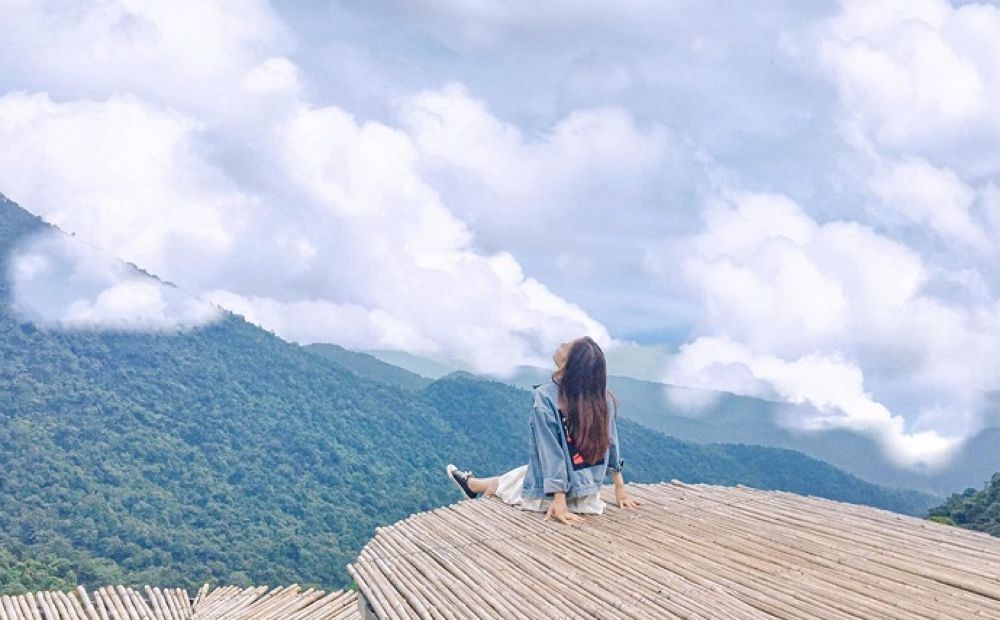 Khung cảnh núi rừng bao la ẩn hiện dưới những tầng mây trắng xóa biến khu Cầu Mây thành chốn bồng lai tiên cảnh